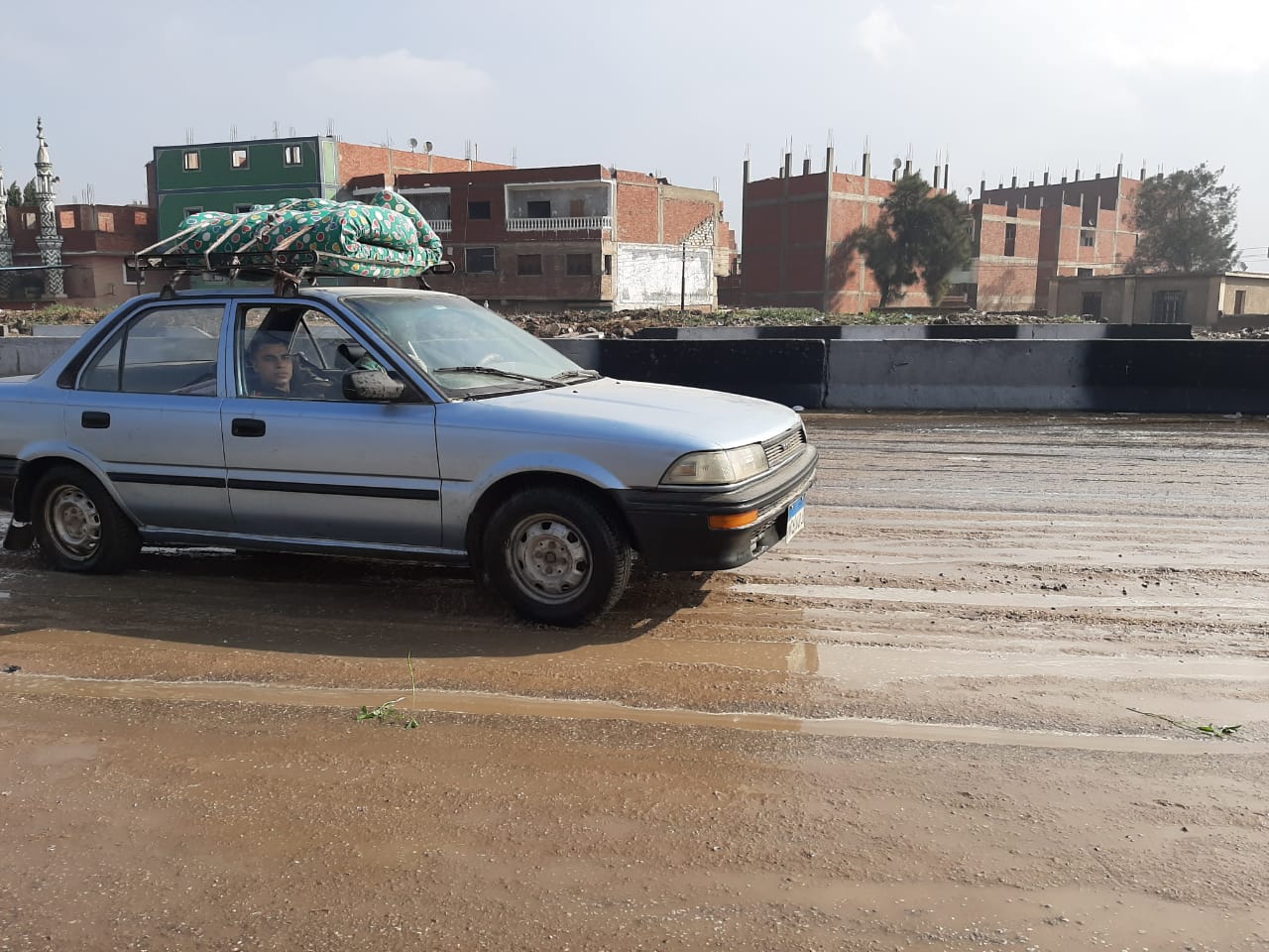 سقوط أمطار على الطريق الصحراوي بالشرقية 