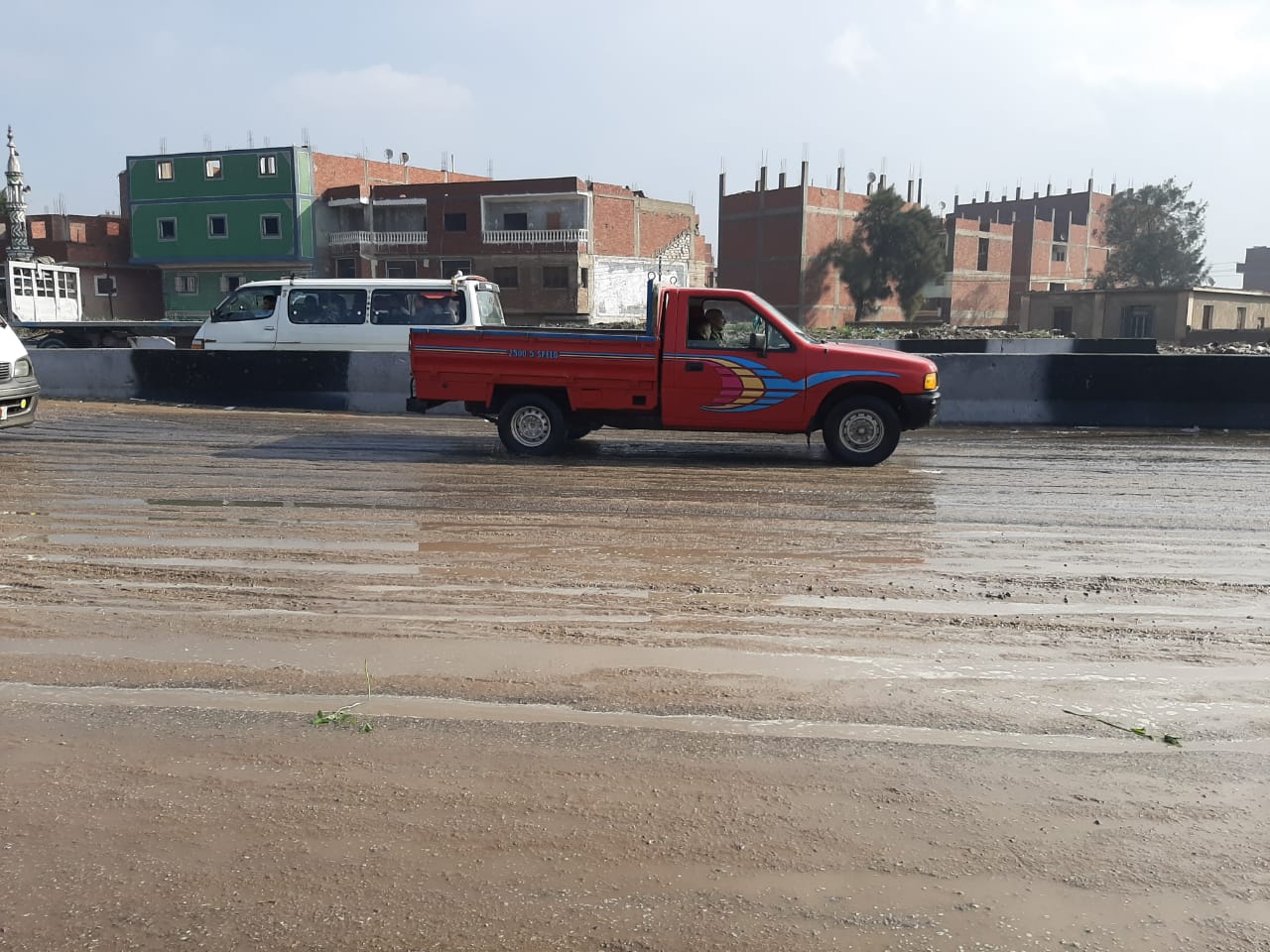 سقوط أمطار على الطريق الصحراوي بالشرقية