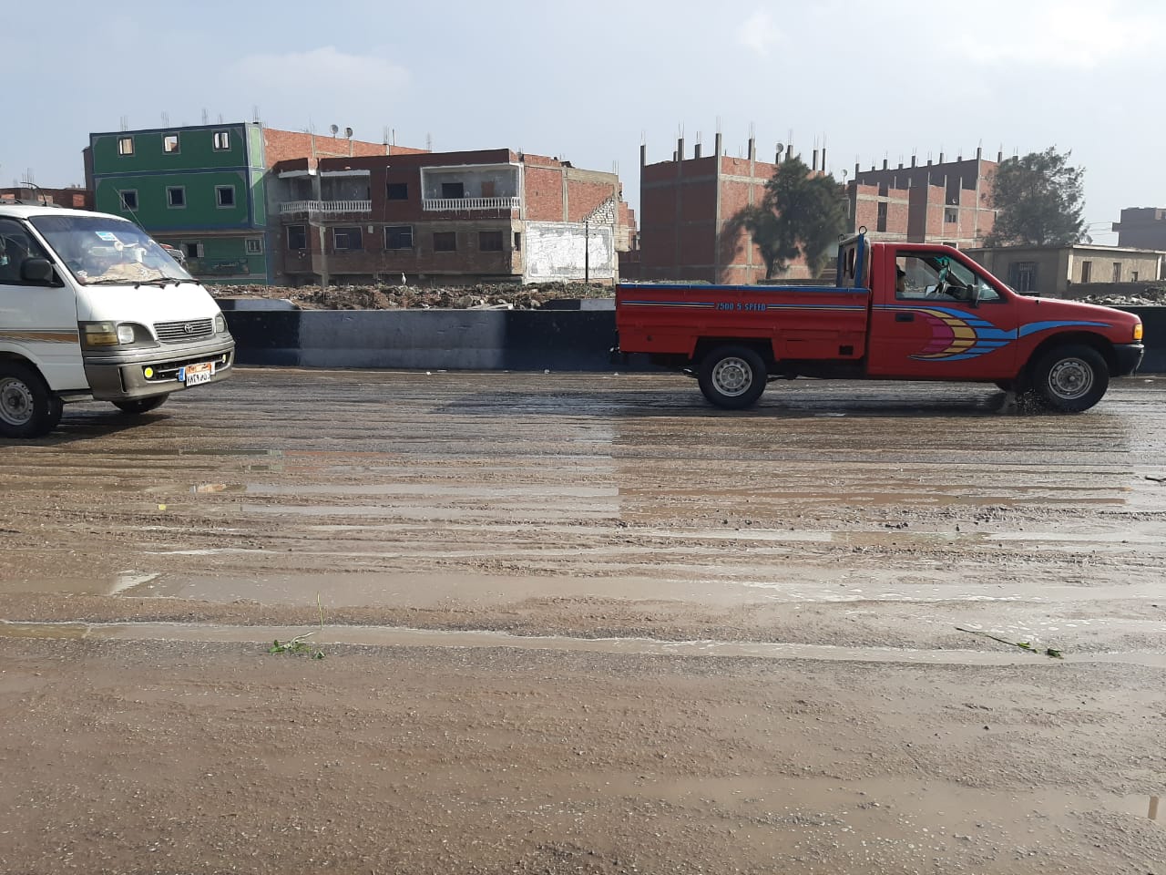 سقوط أمطار على الطريق الصحراوي بالشرقية 