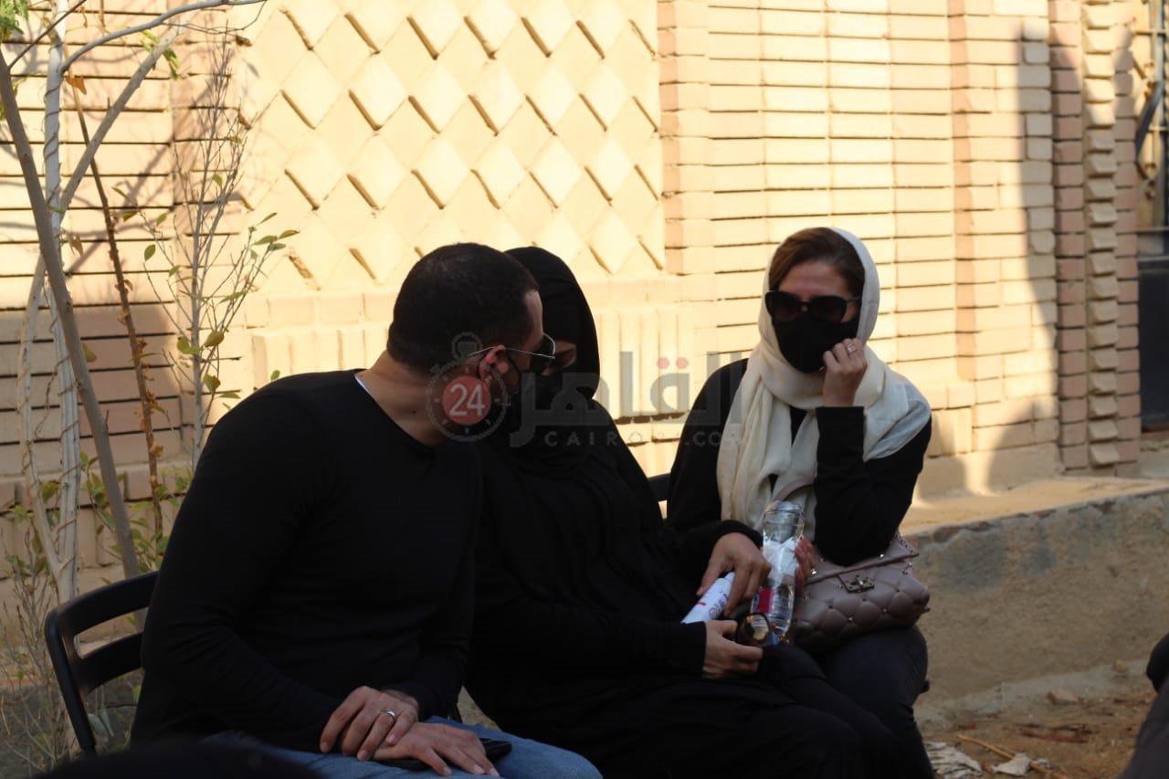 انهيار حلا شيحة في جنازة سهير البابلي (4)