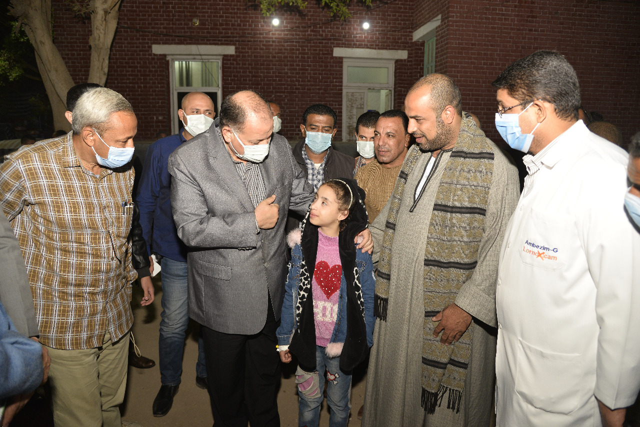 محافظ أسيوط يزور طلاب مدارس البداري عقب تعرضهم للتسمم