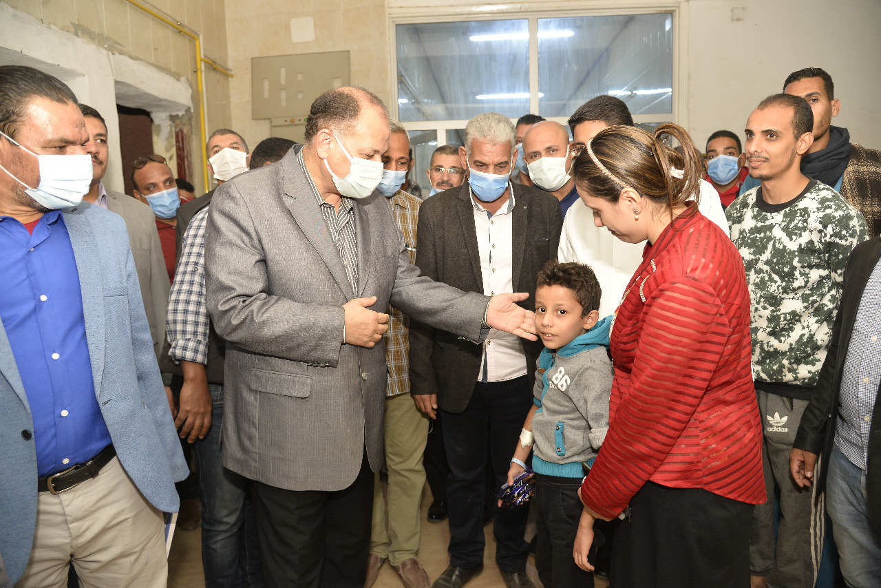 محافظ أسيوط يزور طلاب مدارس البداري عقب تعرضهم للتسمم