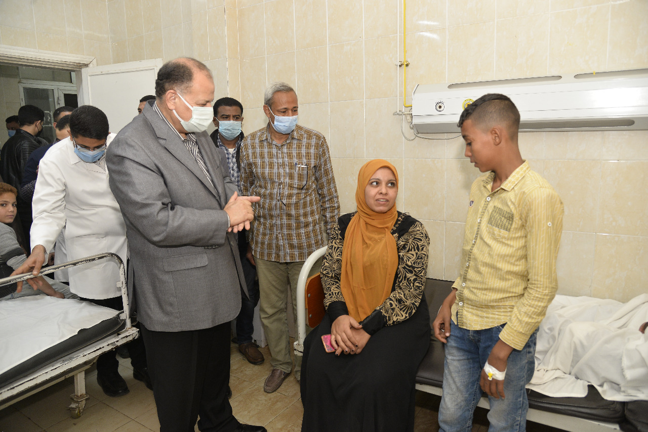 محافظ أسيوط يزور طلاب مدارس البداري عقب تعرضهم للتسمم