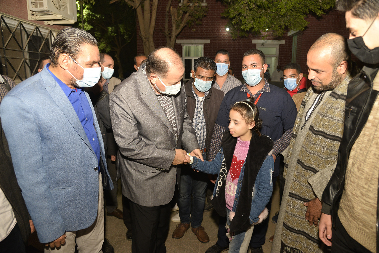 محافظ أسيوط يزور طلاب مدارس البداري عقب تعرضهم للتسمم