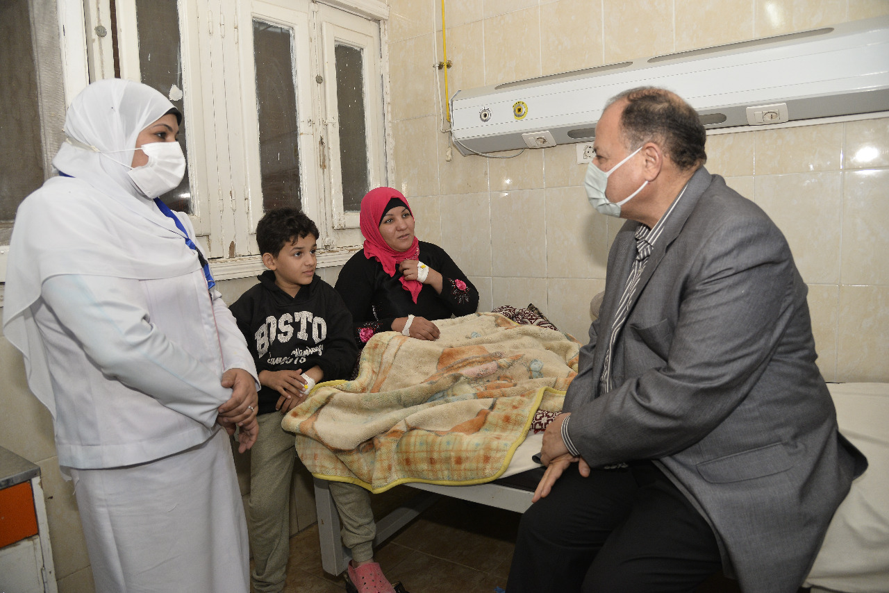 محافظ أسيوط يزور طلاب مدارس البداري عقب تعرضهم للتسمم