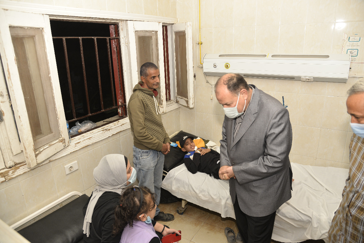 محافظ أسيوط يزور طلاب مدارس البداري عقب تعرضهم للتسمم