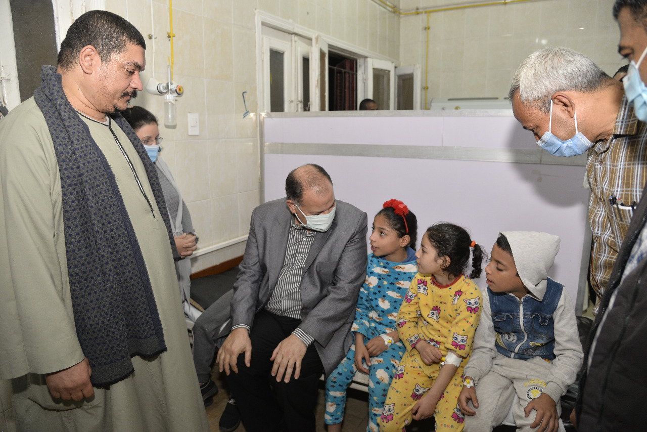 محافظ أسيوط يزور طلاب مدارس البداري عقب تعرضهم للتسمم