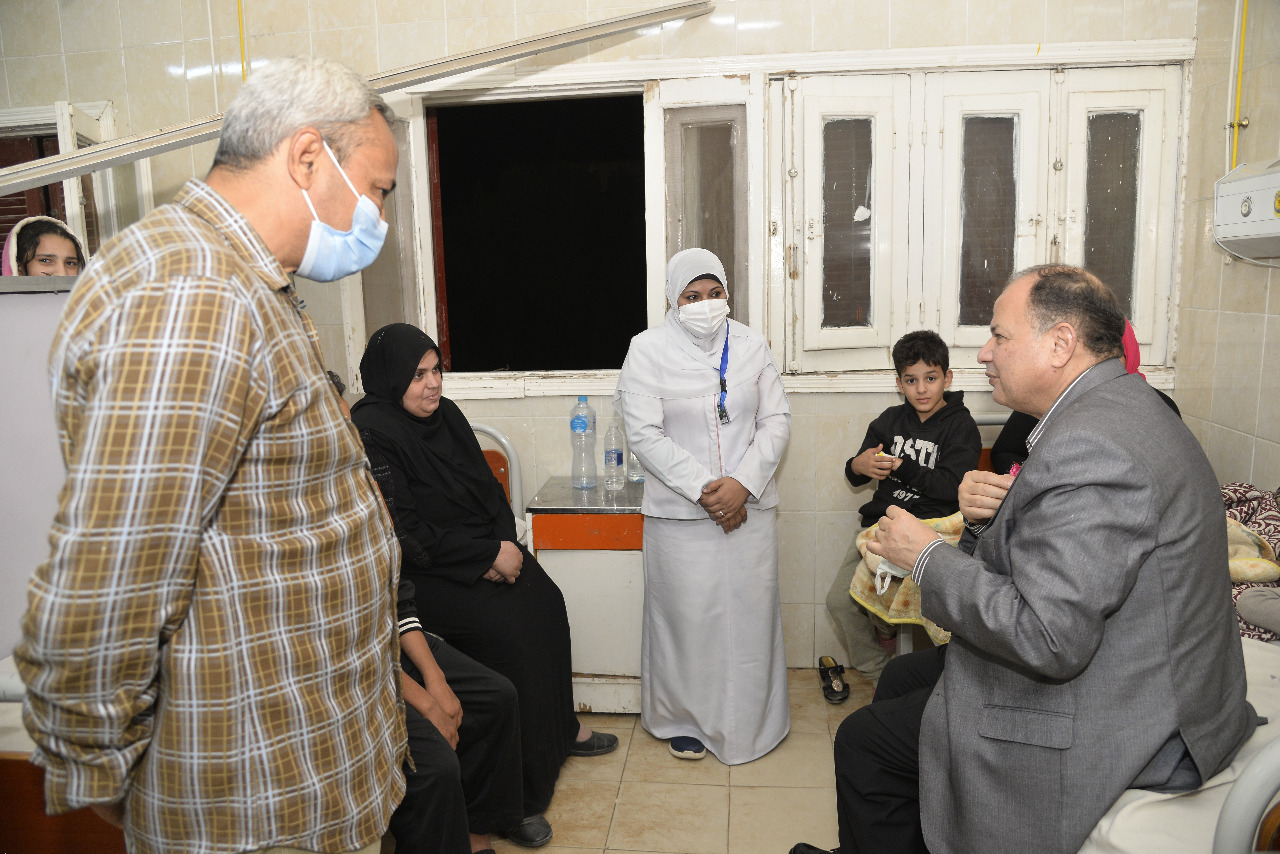 محافظ أسيوط يزور طلاب مدارس البداري عقب تعرضهم للتسمم