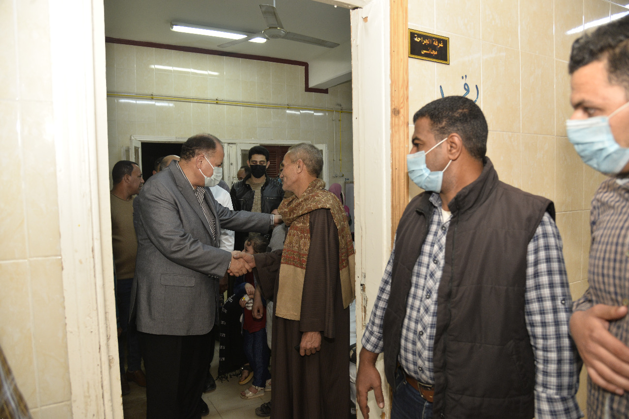 محافظ أسيوط يزور طلاب مدارس البداري عقب تعرضهم للتسمم