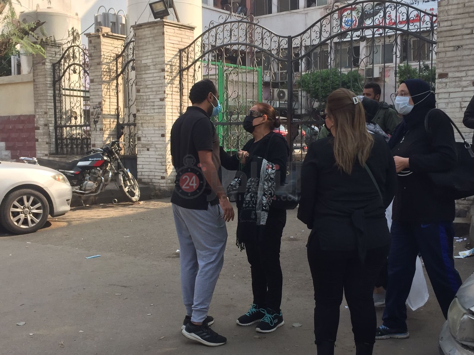 تيسير فهمي تنتظر خروج جثمان شقيقها من المستشفى1 (6)