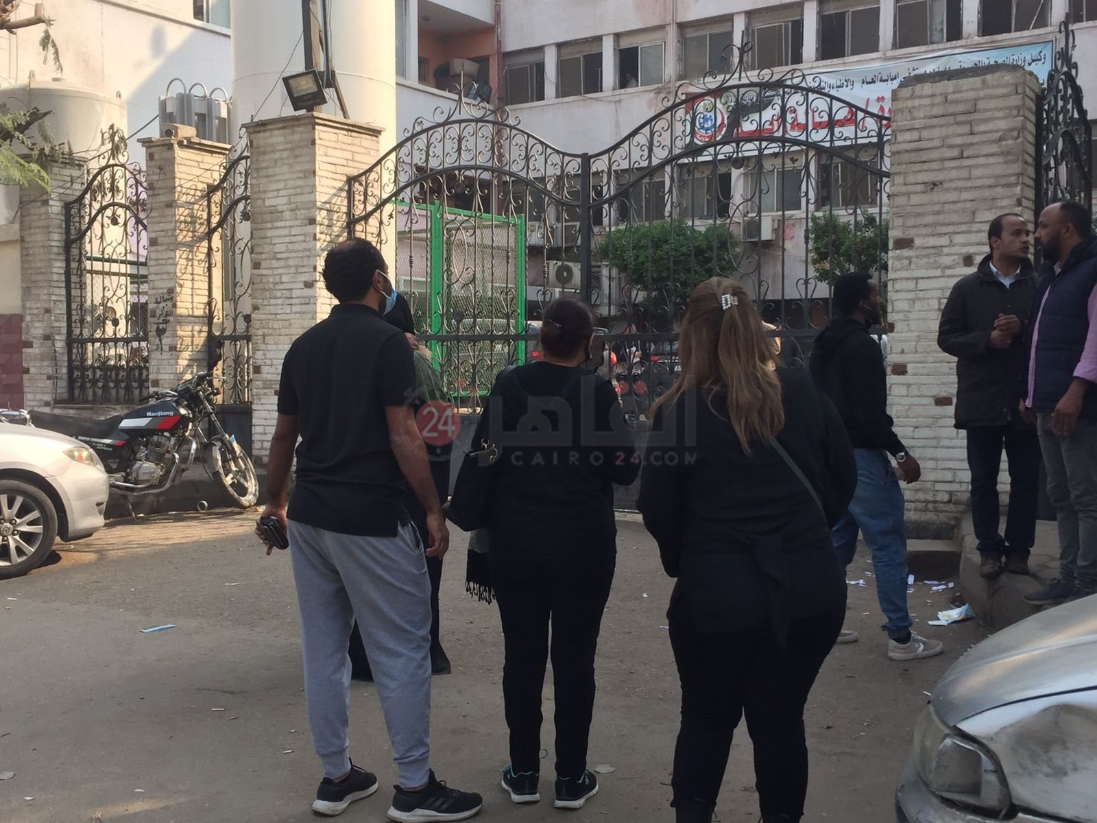 تيسير فهمي تنتظر خروج جثمان شقيقها من المستشفى1 (7)