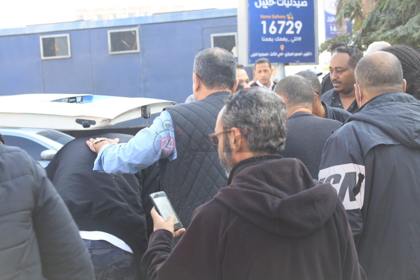 جنازة نجل شقيقة الفنان محمد منير (3)