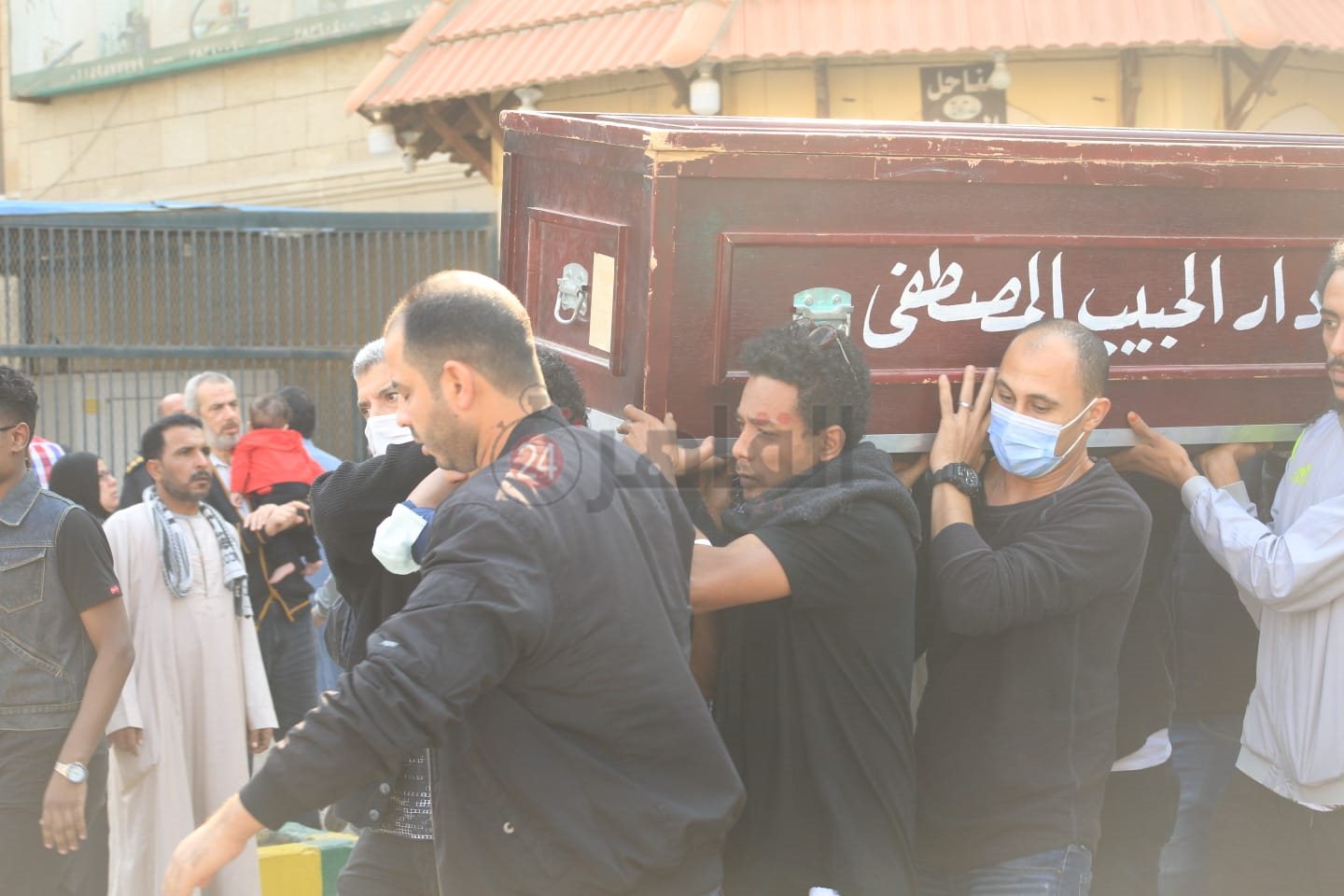 جنازة نجل شقيقة الفنان محمد منير (18)