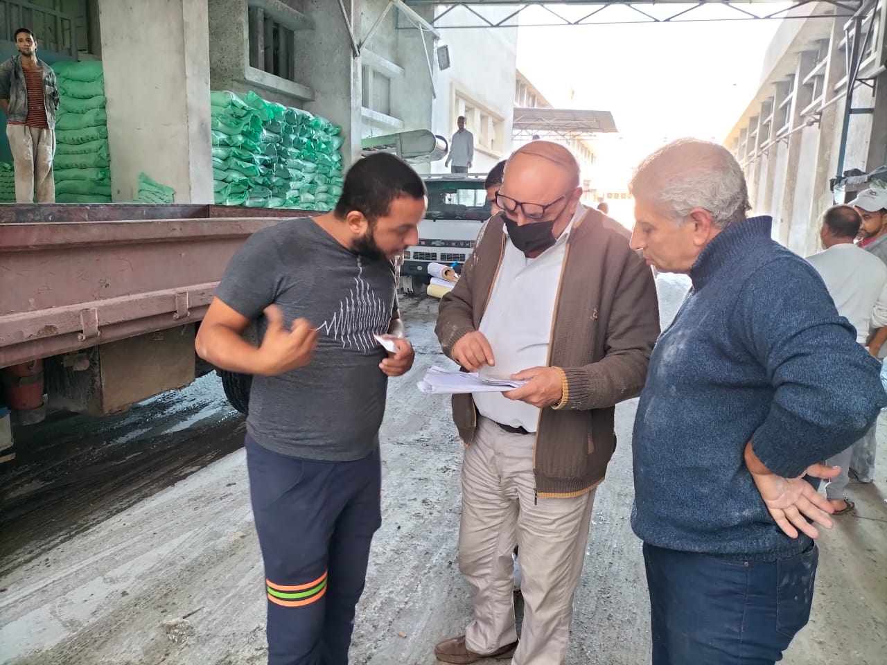 حملات تفقدية على السلع التموينية والغذائية في الإسكندرية 