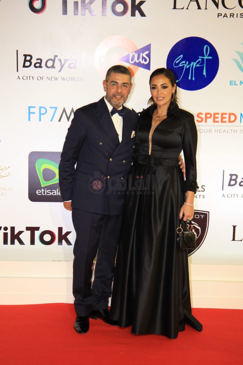 داليا البحيري وزوجها على ريد كاربت القاهرة السينمائي (2)