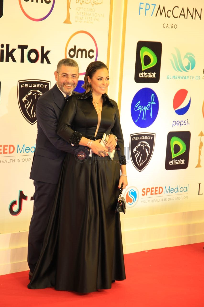داليا البحيري وزوجها على ريد كاربت القاهرة السينمائي (6)