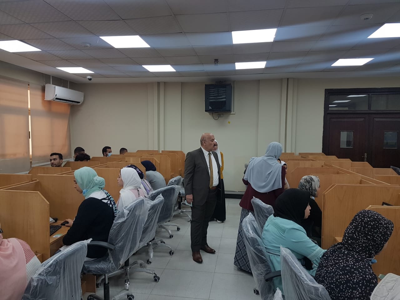 بدء الاختبار الإلكتروني التجريبي الأول بكلية التمريض