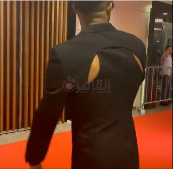 محمد رمضان ببذلة مفتحوة الظهر