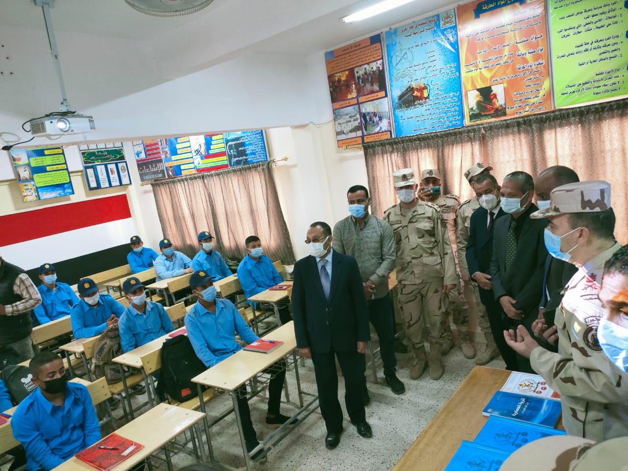 طلاب التربية العسكرية يقدمون عروضًا تُظهر فنون القتال أثناء الاشتباك والتلاحم أمام مساعد قائد قوات الدفاع الشعبي والعسكري