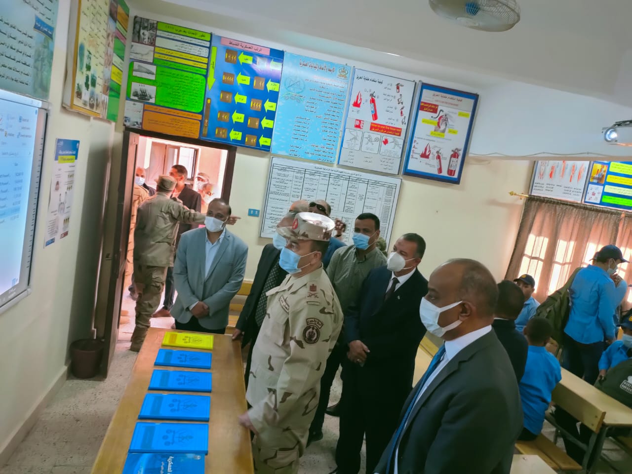 طلاب التربية العسكرية يقدمون عروضًا تُظهر فنون القتال أثناء الاشتباك والتلاحم أمام مساعد قائد قوات الدفاع الشعبي والعسكري