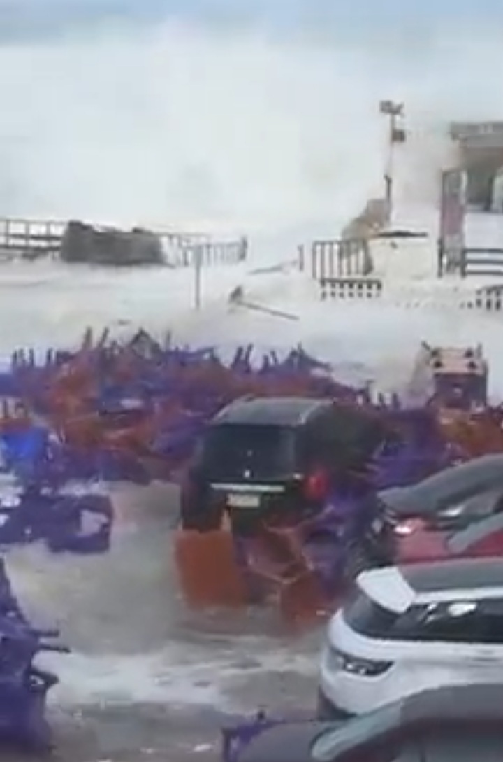 مياه البحر تغرق نادي المهندسين فى الإسكندرية