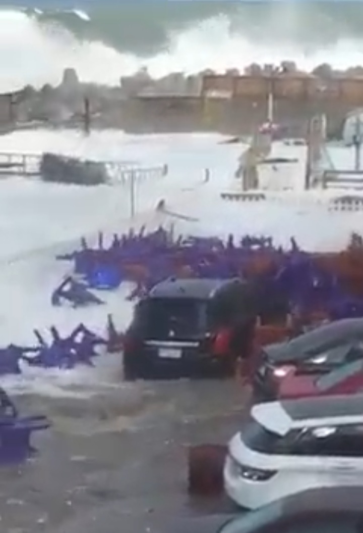 مياه البحر تغرق نادي المهندسين فى الإسكندرية