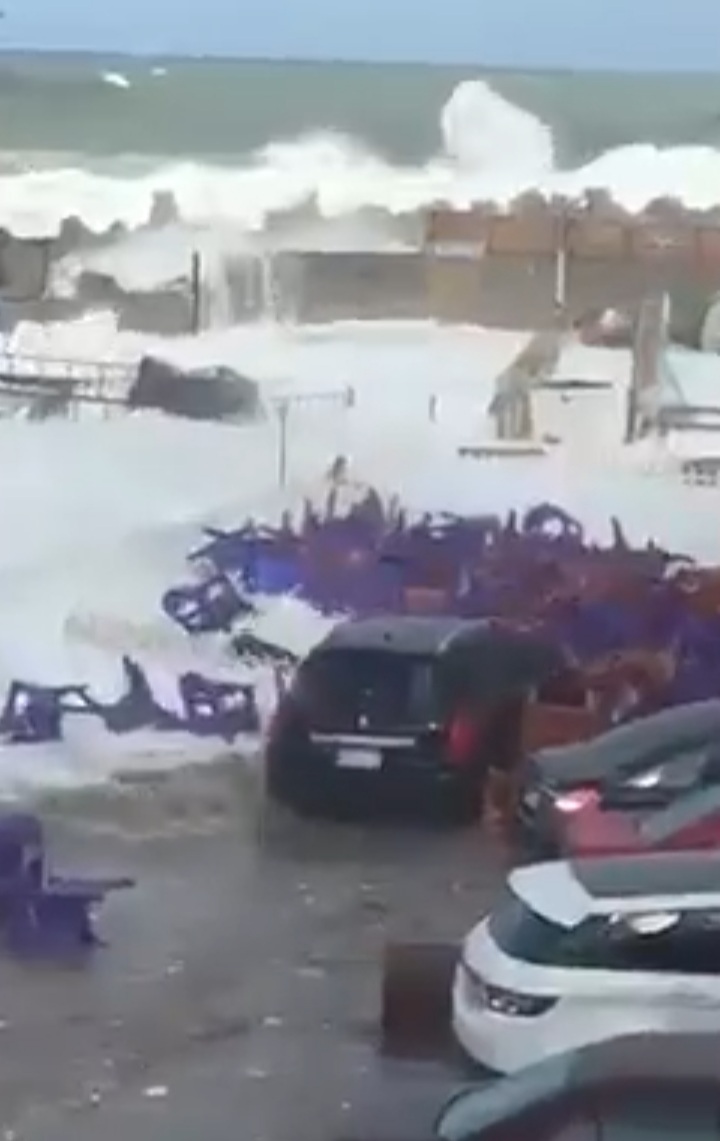 مياه البحر تغرق نادي المهندسين فى الإسكندرية