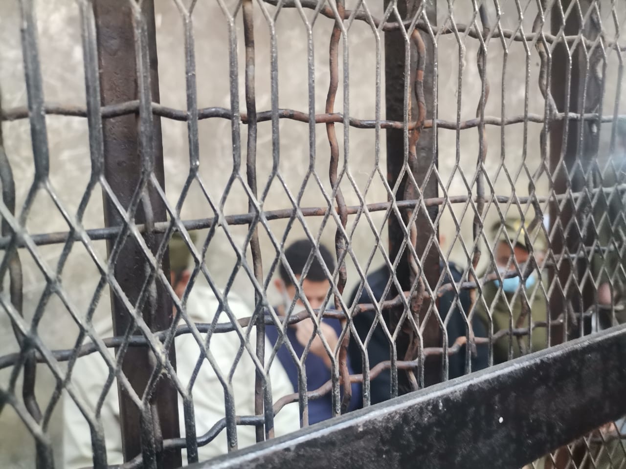 أول صور لسفاح الإسماعيلية من داخل قاعة المحكمة 