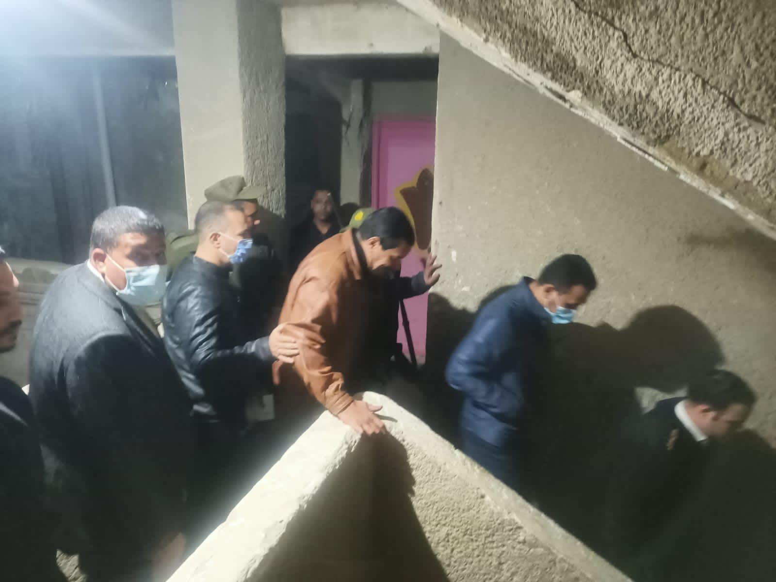 نائب محافظ الفيوم يتفقد عمارة 49 بسبب انهيار جزئي بالسلم