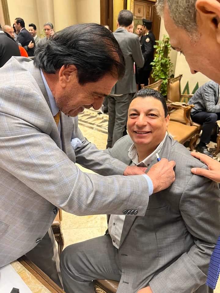 النائب أحمد فؤاد أباظة يُعلق الهدية