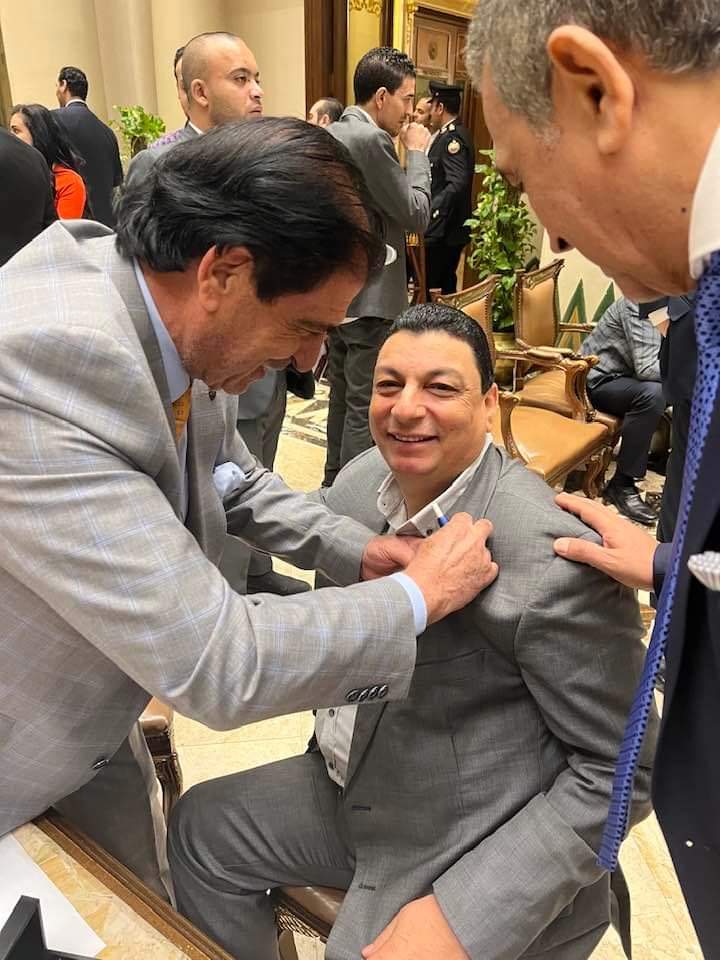 النائب أحمد فؤاد أباظة يُعلق الهدية