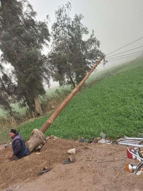 سقوط أعمدة إنارة وأشجار بسبب الطقس السيء في الشرقية 02