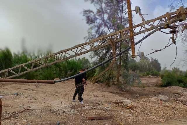 سقوط أعمدة إنارة وأشجار بسبب الطقس السيء في الشرقية 05