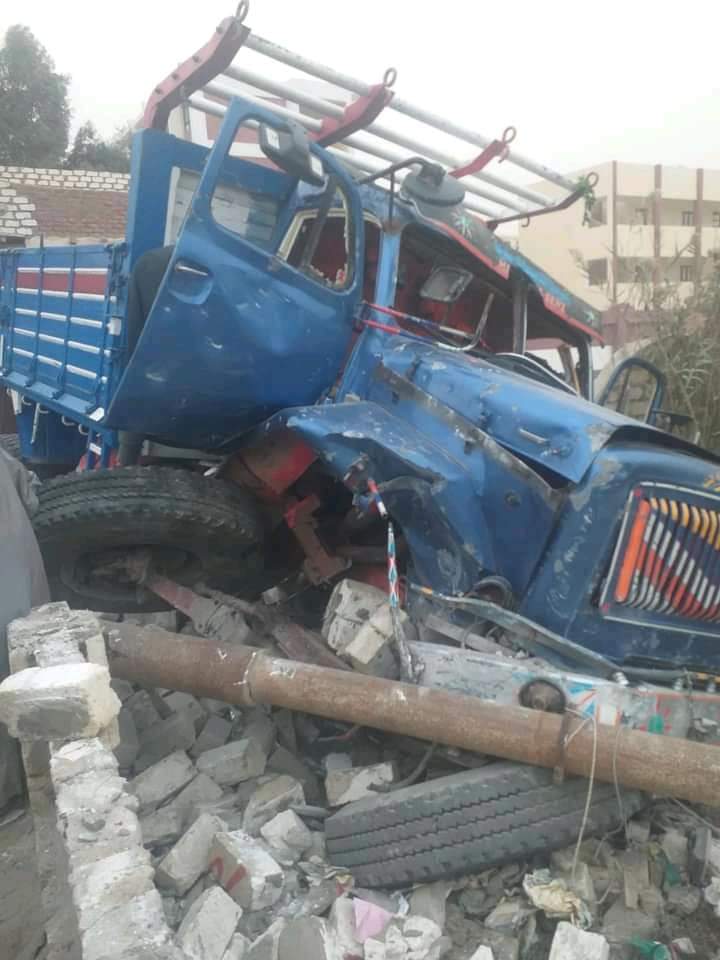 سيارة تسير بسرعة جنونية وتحطم تكاتك في الفيوم