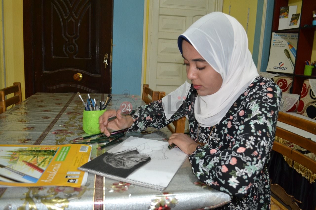 الفتاة فاطمة بنت الغردقة صاحبة الموهبة الفنية 