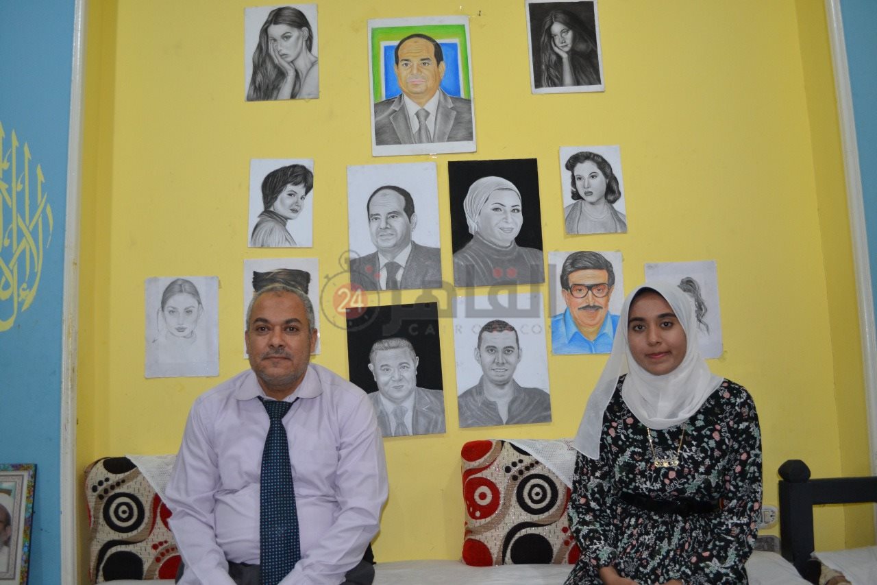 الفتاة فاطمة مع نماذجها الفنية