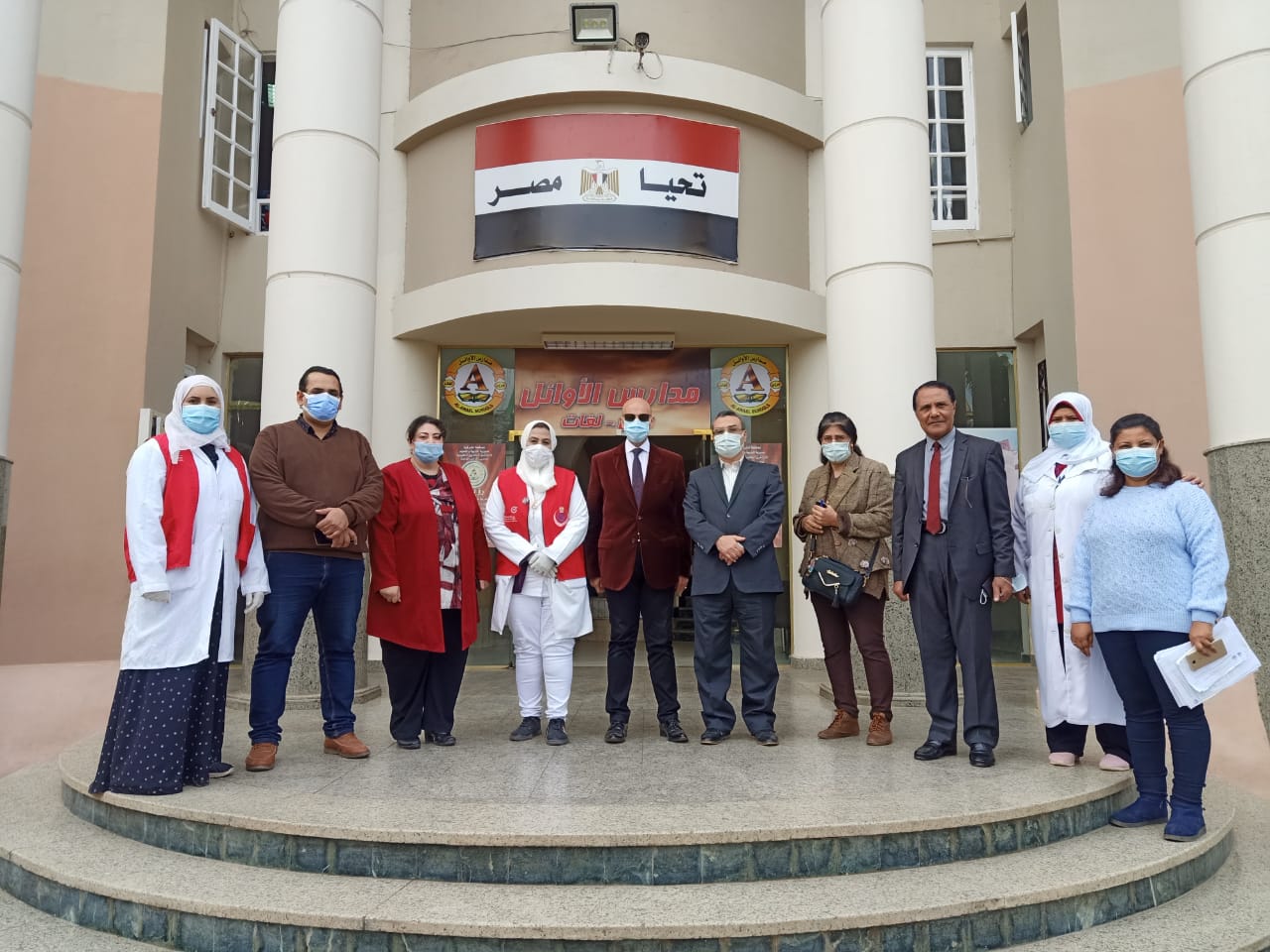 وفد رسمي يتابع تطعيم طلاب الإعدادية والثانوية بلقاح كورونا بالشرقية
