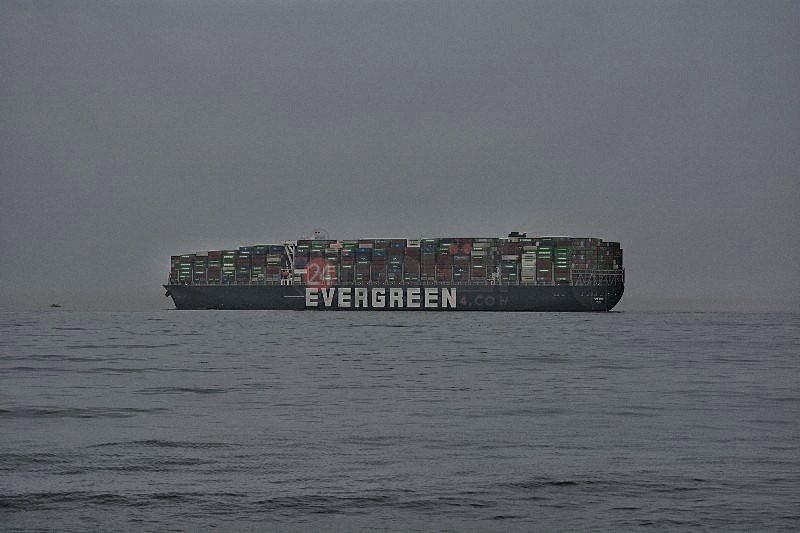 السفينة إيفر جيفن تغادر قناة السويس