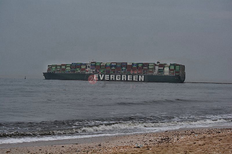 السفينة إيفر جيفن تغادر قناة السويس 2