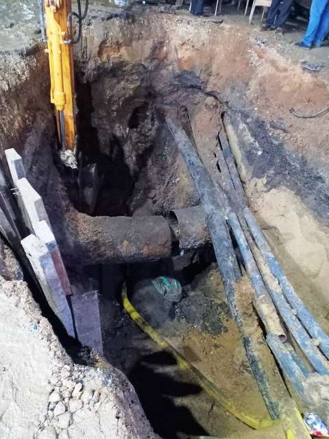 إصلاح خط الصرف الصحي الرئيسي بالزقازيق 01