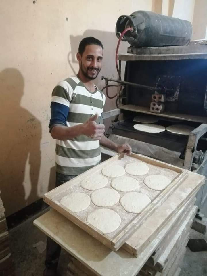 محمد داخل مقر عمله بالفرن