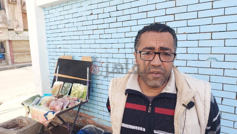 شاب يبيع الخضروات الطازجة في مدينة بورفؤاد 1