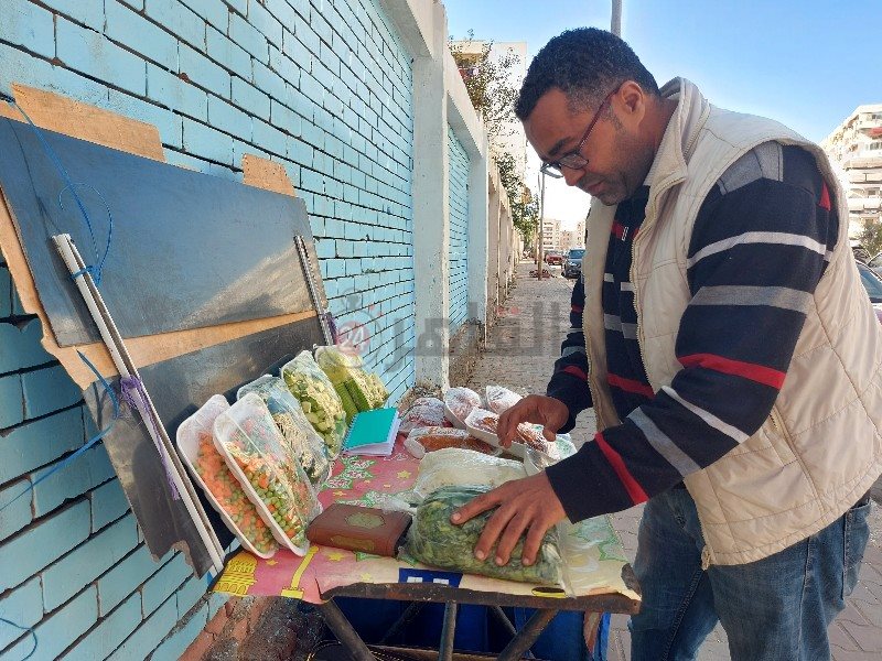 شاب يبيع الخضروات الطازجة في مدينة بورفؤاد 5