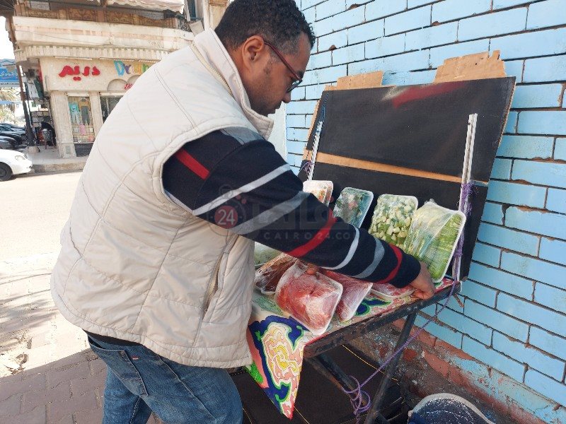 شاب يبيع الخضروات الطازجة في مدينة بورفؤاد 3