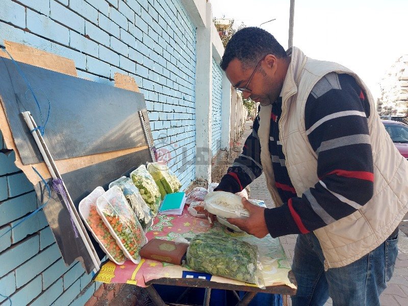 شاب يبيع الخضروات الطازجة في مدينة بورفؤاد 6