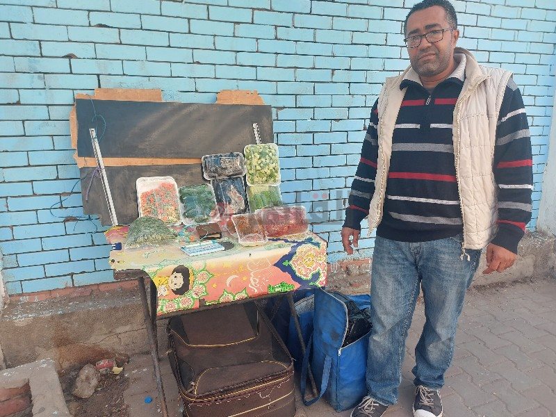 شاب يبيع الخضروات الطازجة في مدينة بورفؤاد 8