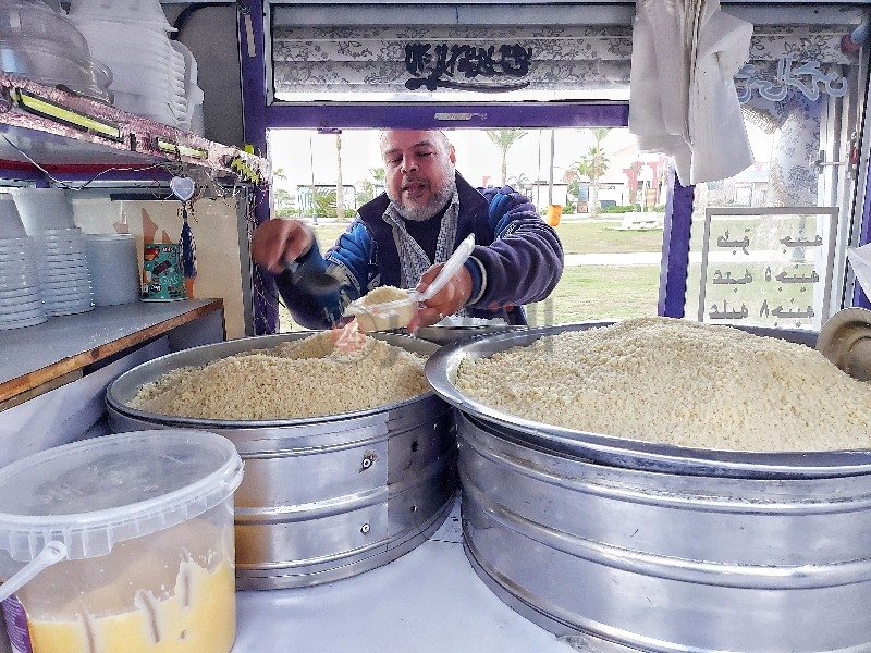 عم غريب يبيع الكسكسي ببورسعيد 