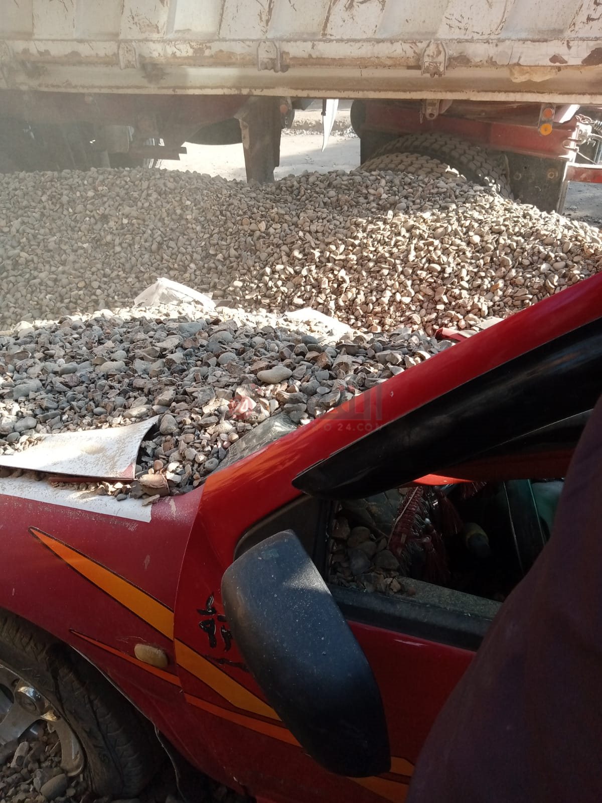 انقلاب سيارة محملة بمواد بناء بالشرقية 02