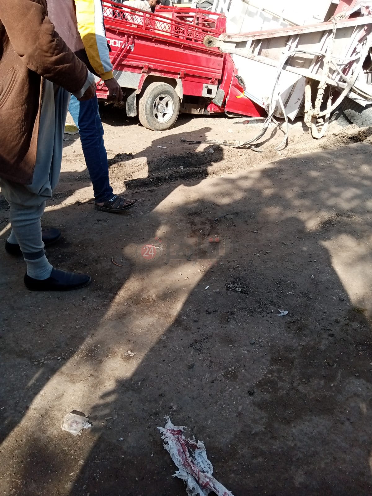 انقلاب سيارة محملة بمواد بناء بالشرقية 03