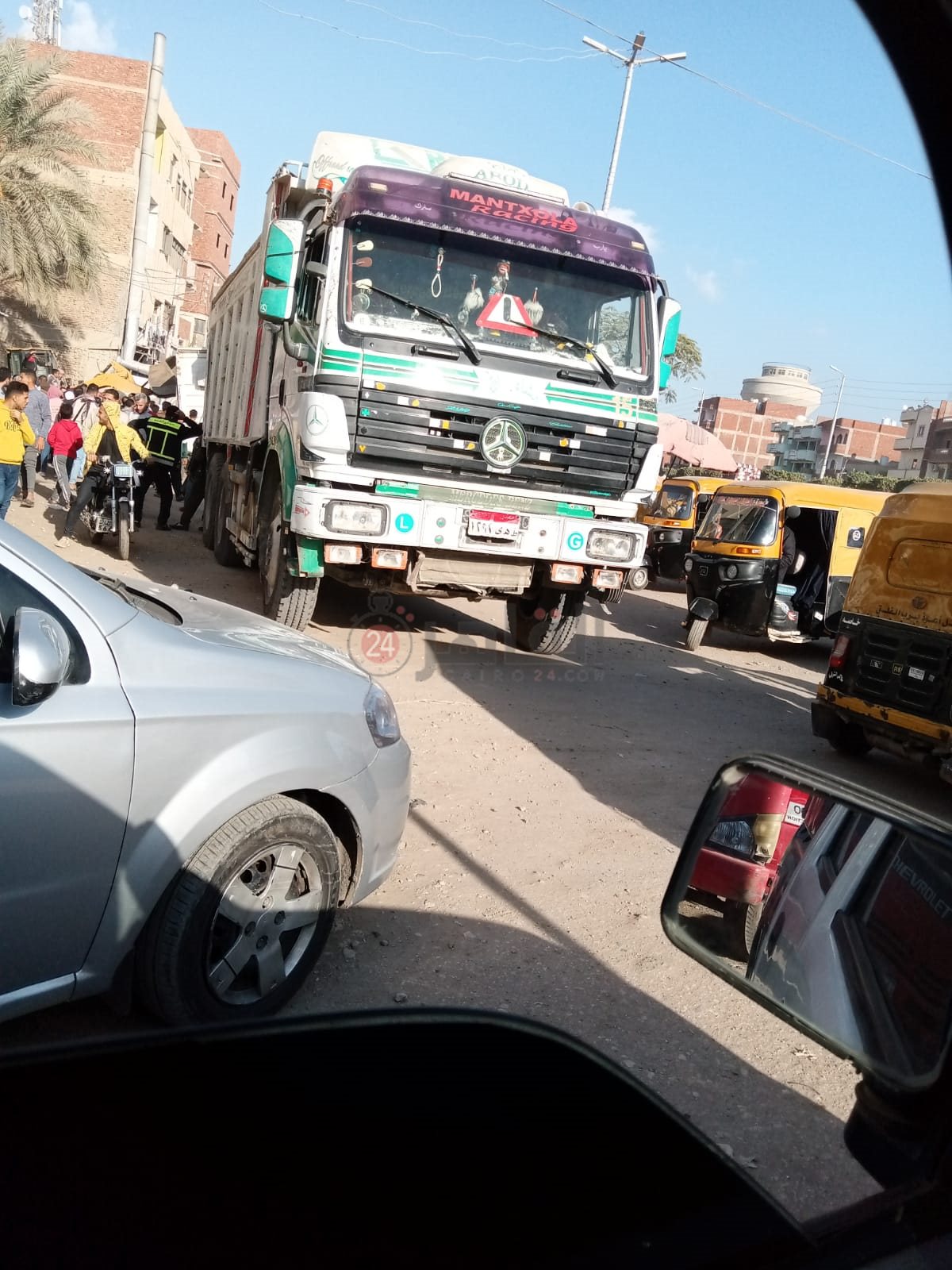 انقلاب سيارة محملة بمواد بناء بالشرقية 04